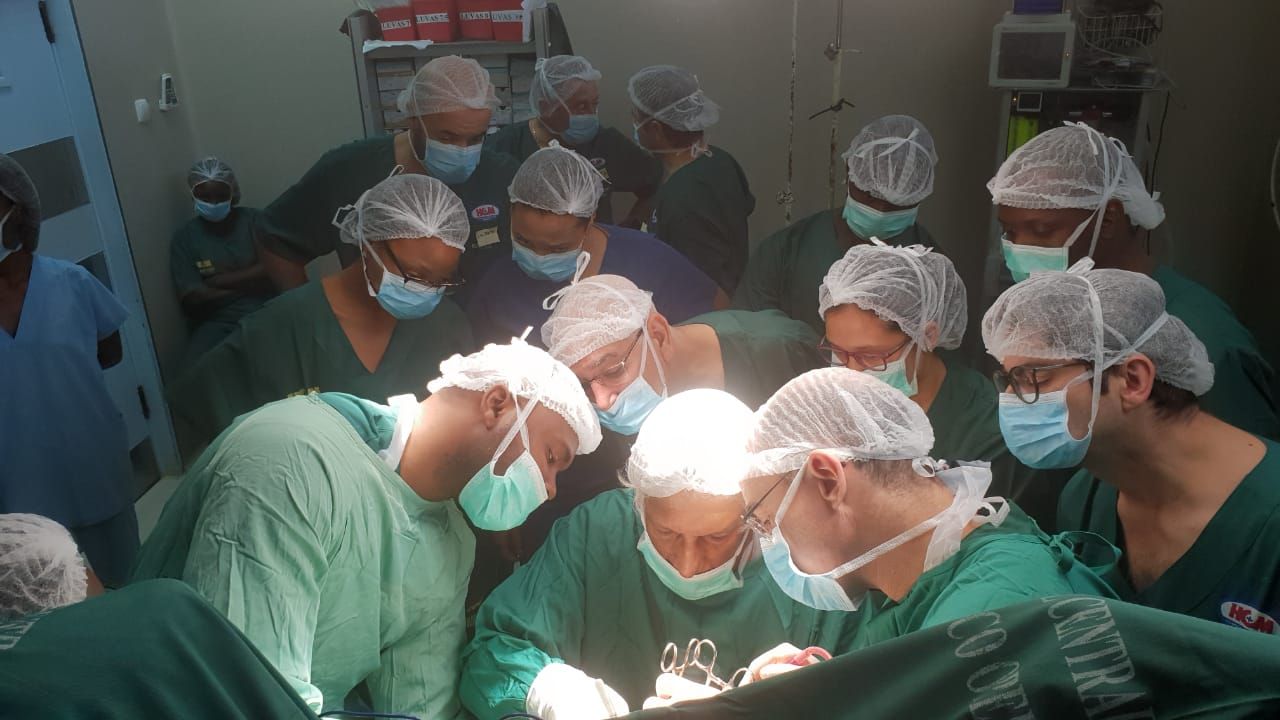 Dr. Igor Vaz and the surgical team in Mozambique (courtesy Dr. Lenny Starforth)